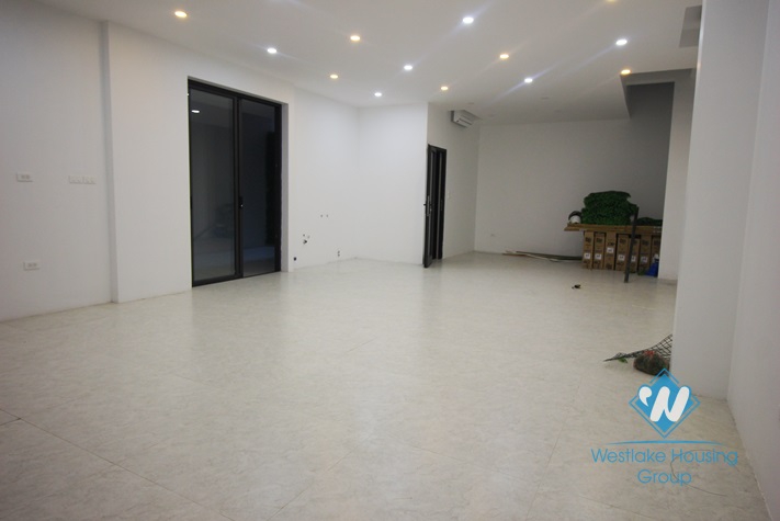 An official for rent in Lac Long Quan st, Tay Ho district, Hanoi