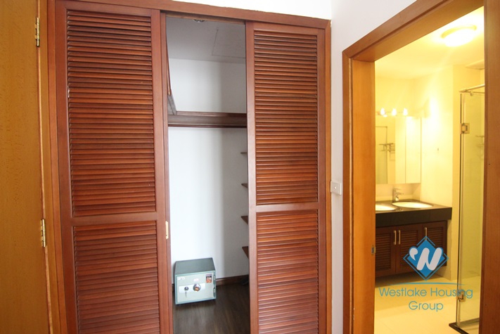 Lake view with big balcony apartment for rent in Xuan Dieu st, tay Ho district 