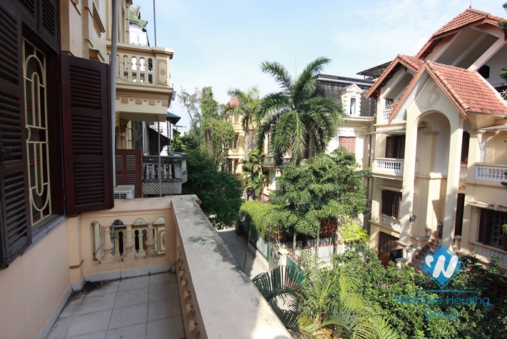 Small house with lake view available for rent on Au Co street, Tay Ho, Hanoi, fully furnished.