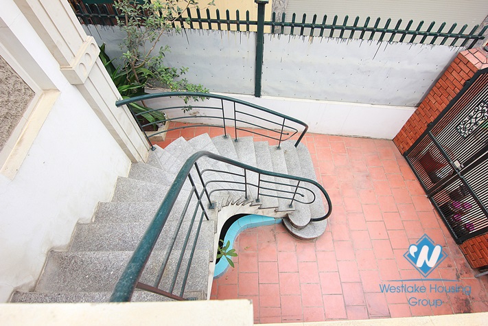 A inexpensive unfurnished house for rent in Tay Ho area 