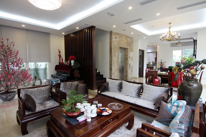 First rate villa for rent in Vinhomes riverside Long Bien
