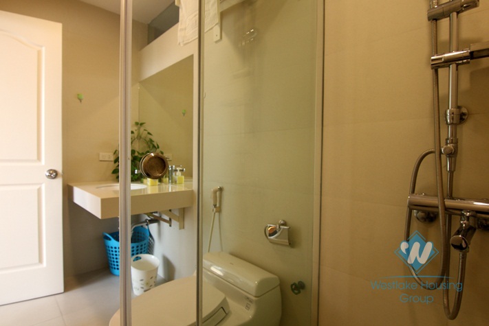 High floor lakeside apartment for rent in Tay Ho, Hanoi