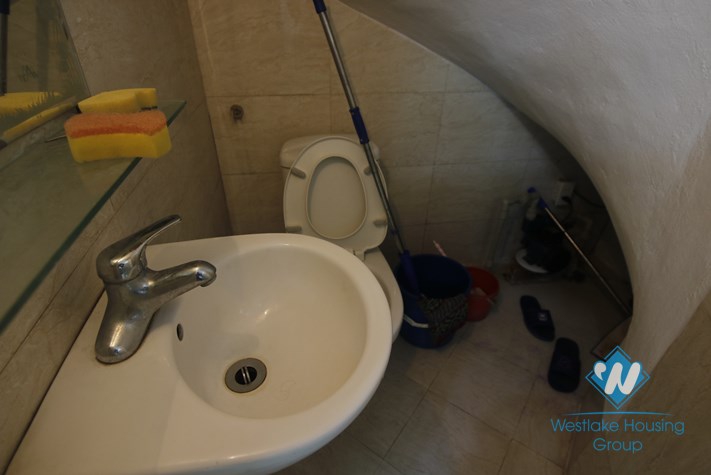 Six bedrooms house for rent in Hoang Hoa Tham street, Ba Dinh district, Ha Noi