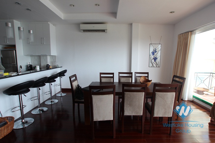 Three-bedroom apartment on the lake for rent in Westlake area