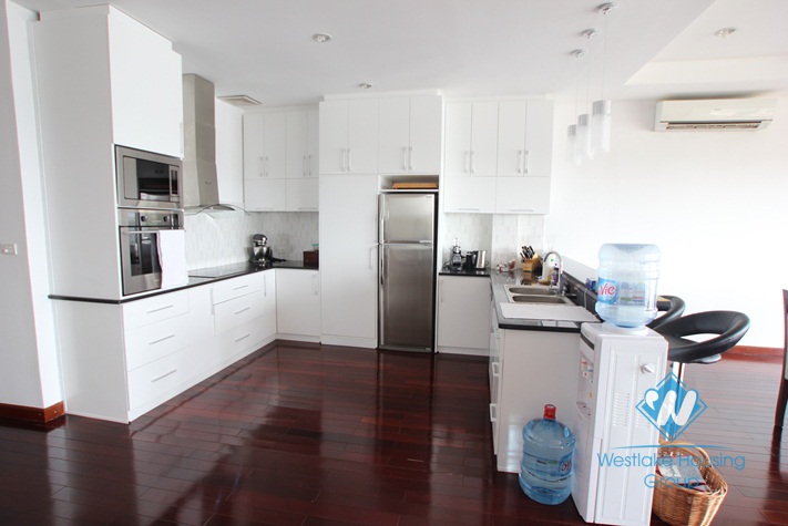Three-bedroom apartment on the lake for rent in Westlake area