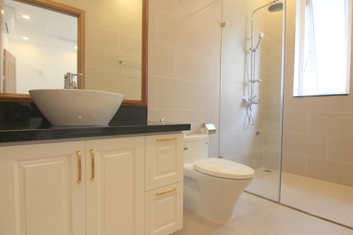 4 Bedrooms / 4 Bathrooms mini-villa in Xom Chua Westlake, Tay Ho, Ha Noi for rent