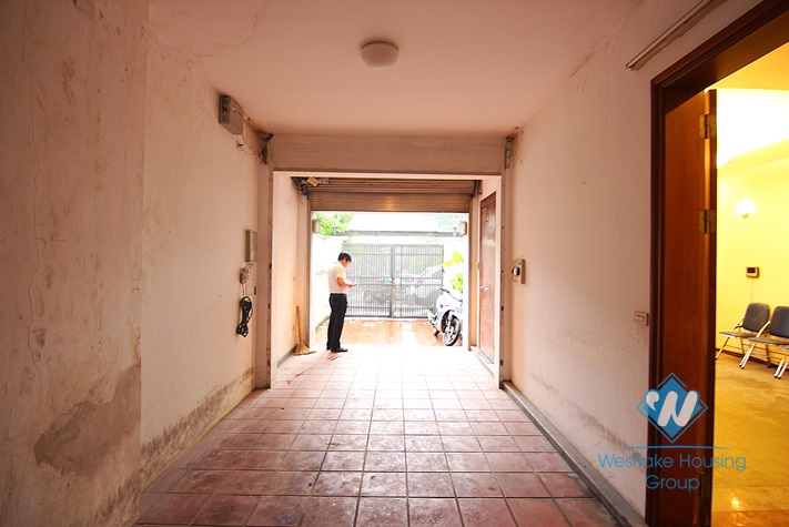 Unfurnished 4 bedrooms house with garage for rent in Xuan Dieu st, Tay Ho area.