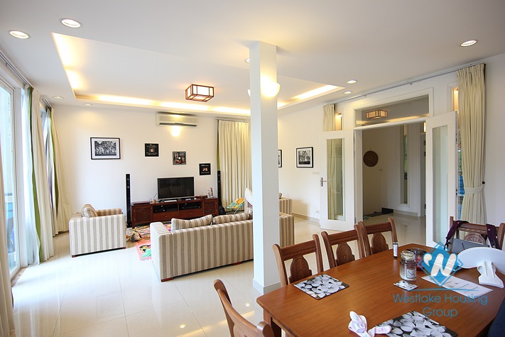 Splendid villa for rent on the lake in Tay Ho, Hanoi 