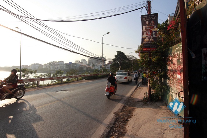 A nice space for office, cafe for rent in Xuan Dieu, Tay ho