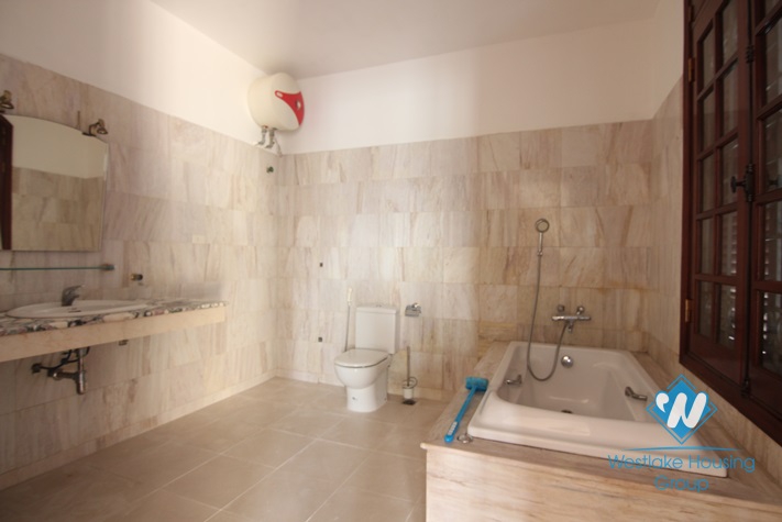 Lakeside house to rent with beautiful lake view balcony and small swimming pool