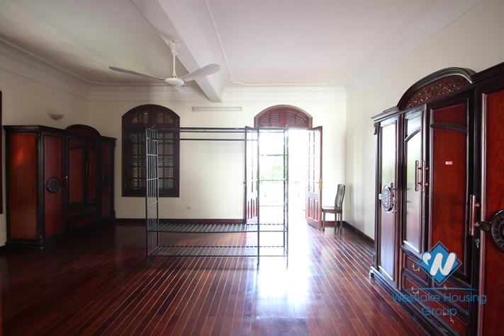 Lakeside house to rent with beautiful lake view balcony and small swimming pool