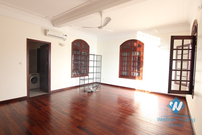 Lakeside house to rent with beautiful lake view balcony and small swimming pool