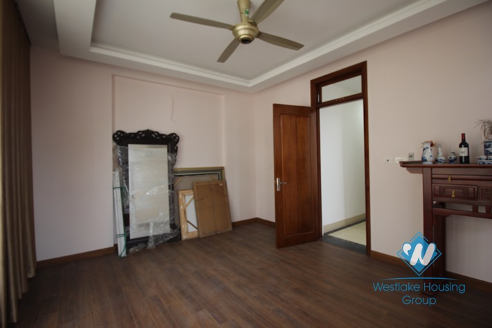 An elevator house with 5 bedrooms for rent in Hoang Hoa Tham st, Ba Dinh area