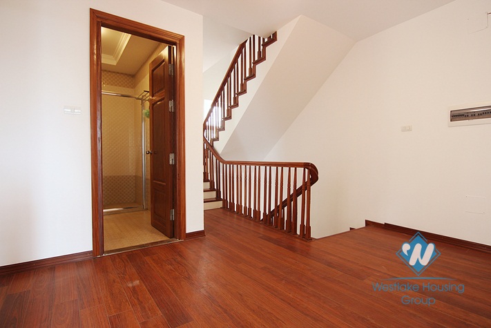 Three bedrooms house/apartment with lake view in Tay Ho, Ha Noi