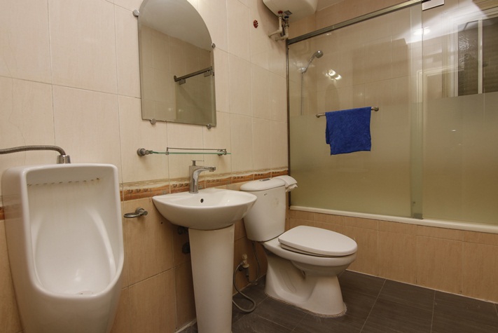 A large four-bedroom apartment with the view of the city and a lake on Lang Ha street