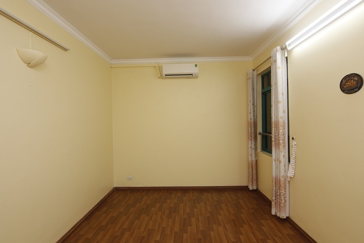 A large four-bedroom apartment with the view of the city and a lake on Lang Ha street