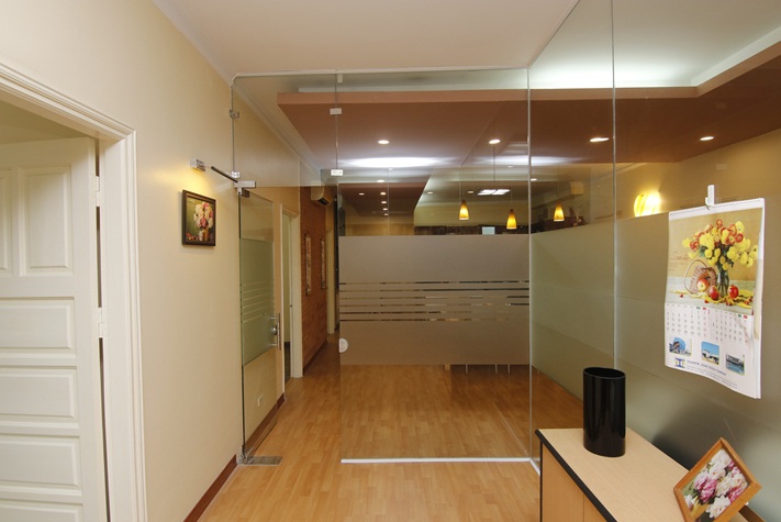 A large four-bedroom apartment with the view of the city and a lake on Lang Ha street
