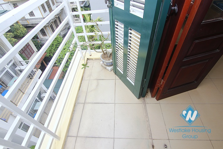 Cheap one bedroom apartment for rent in Hoang Hoa Tham, Ba Dinh district
