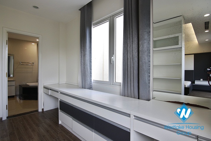 Modern and bright villa with garden for rent in Vinhomes Riverside, Long Bien, Hanoi
