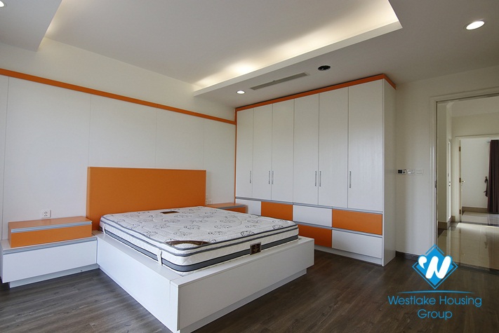 Modern and bright villa with garden for rent in Vinhomes Riverside, Long Bien, Hanoi