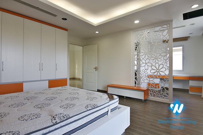 Modern and bright villa with garden for rent in Vinhomes Riverside, Long Bien, Hanoi