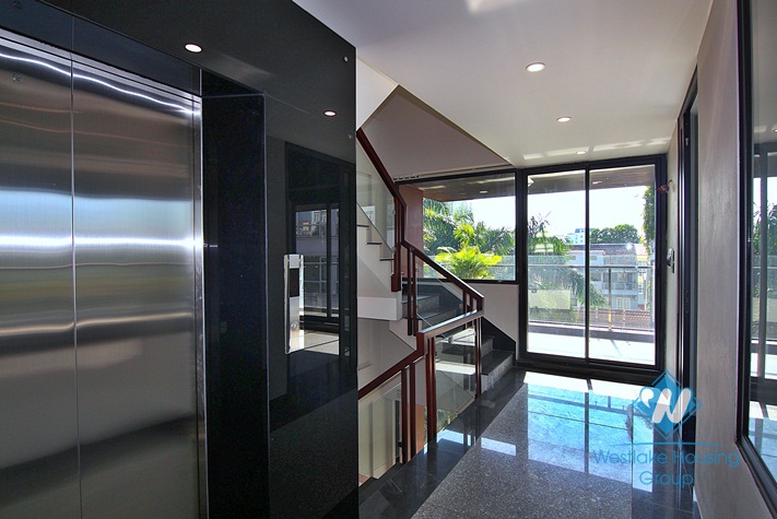 Beautiful Office/Restaurant for rent in Tay Ho area 