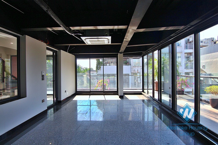 Beautiful Office/Restaurant for rent in Tay Ho area 