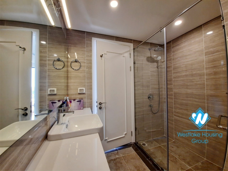 Modern 3 bedroom apartment for rent in Xuan Dieu, City view