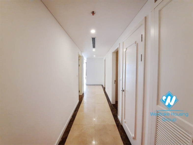 Modern 3 bedroom apartment for rent in Xuan Dieu, City view