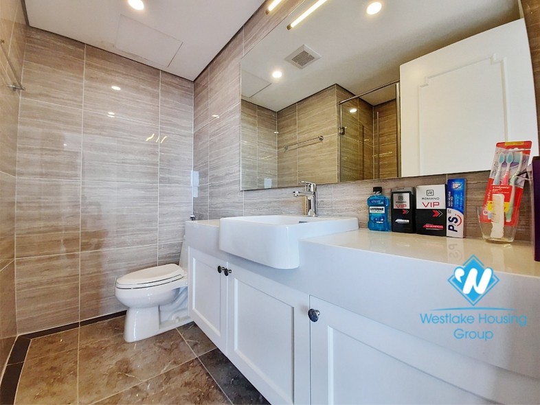 Modern 3 bedroom apartment for rent in Xuan Dieu, City view