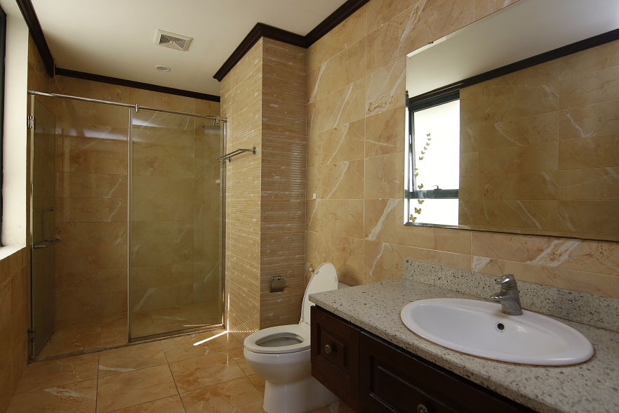 Bright modern 3-bedroom apartment for rent in Ba Dinh