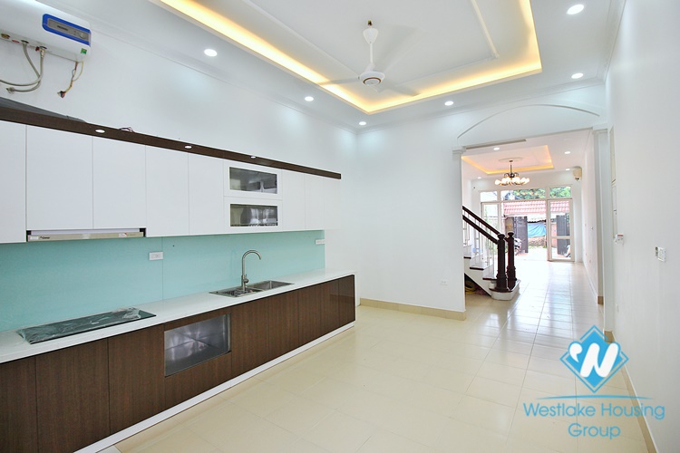 Unfurnished four bedrooms house for rent in Dang Thai Mai st, Tay Ho area