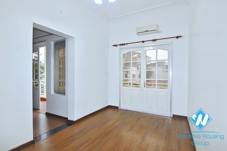 Unfurnished 4 beds house for rent in Tay Ho district, Ha Noi
