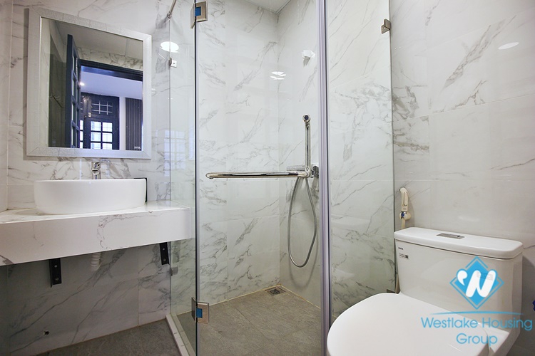 Lake view two bedrooms apartment for rent in Xuan Dieu, Tay Ho