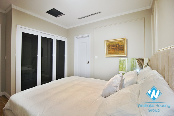 Lake view and luxurious 4 beds apartment for rent in Xuan Dieu st, Tay Ho