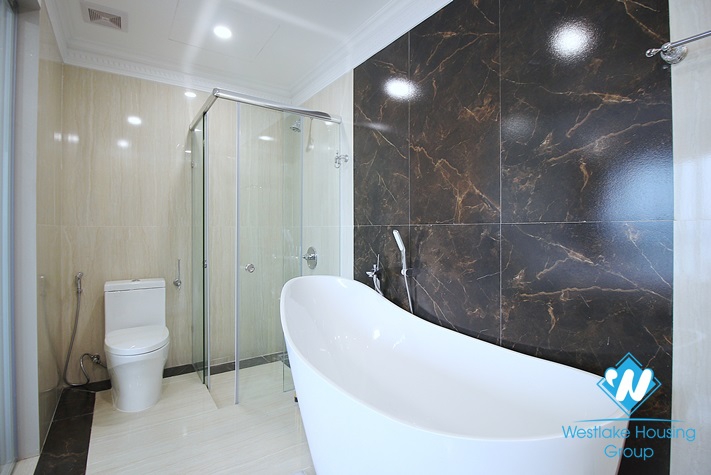 Lake view and luxurious 4 beds apartment for rent in Xuan Dieu st, Tay Ho
