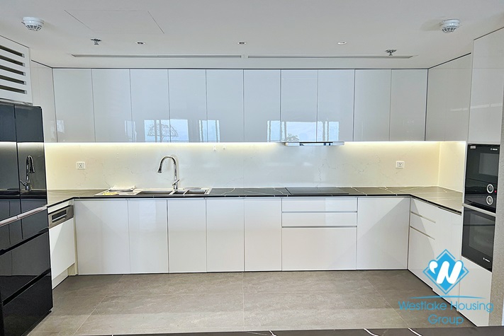 Classy 4-bedroom apartment with great city/lake view