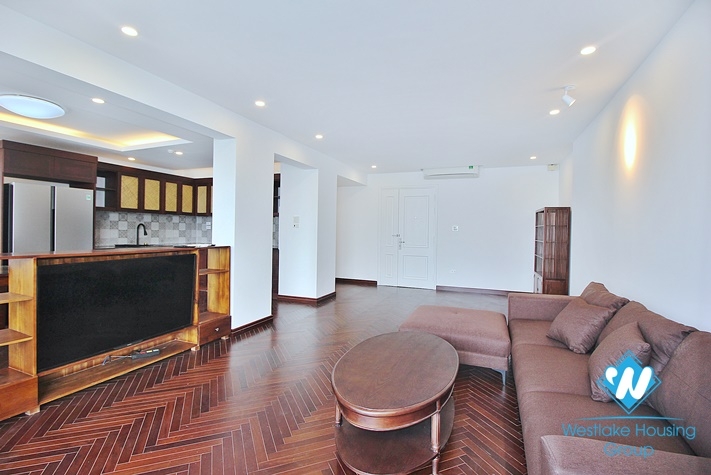 Lake view 3beds apartment for rent in Tu Hoa st, Tay Ho