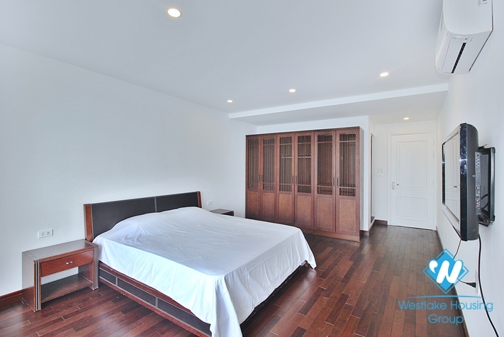 Lake view 3beds apartment for rent in Tu Hoa st, Tay Ho