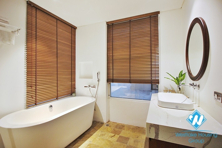 A marvellous 4 bedroom apartment for rent on Dang Thai Mai street, Tay Ho District