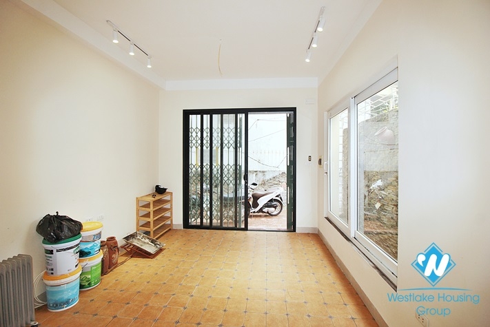 A good 5 bedrooms house in Lac long quan, Tay ho