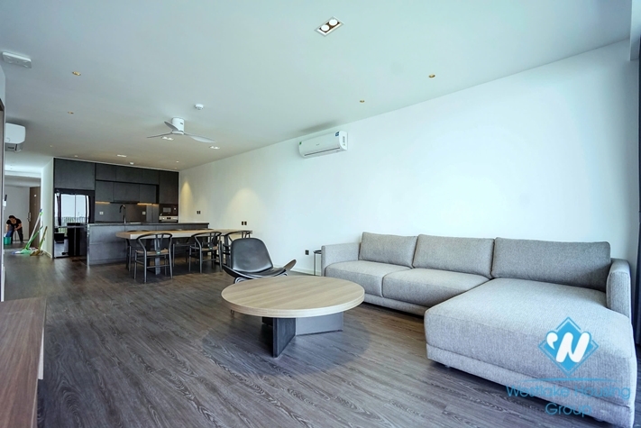 Morden and lakeview 4 bedrooms apartment for rent in Quang An st, Tay Ho