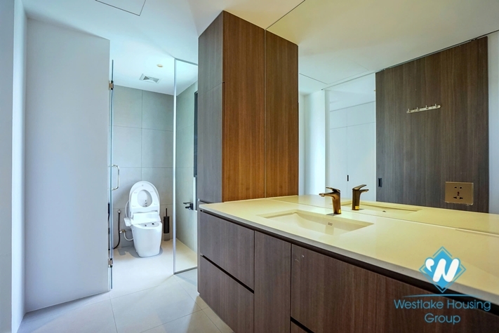 Morden and lakeview 4 bedrooms apartment for rent in Quang An st, Tay Ho