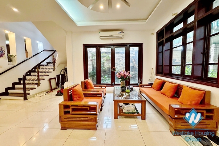 Green garden house for rent in Tay Ho, Ha Noi