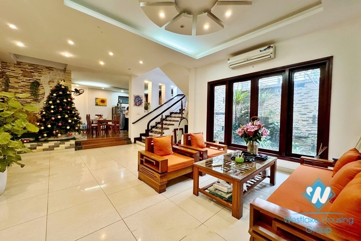Green garden house for rent in Tay Ho, Ha Noi