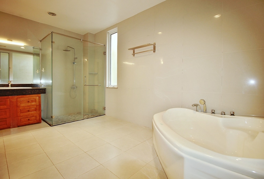 A nice 4 bedroom house for rent with big yard in Tay Ho, Ha Noi