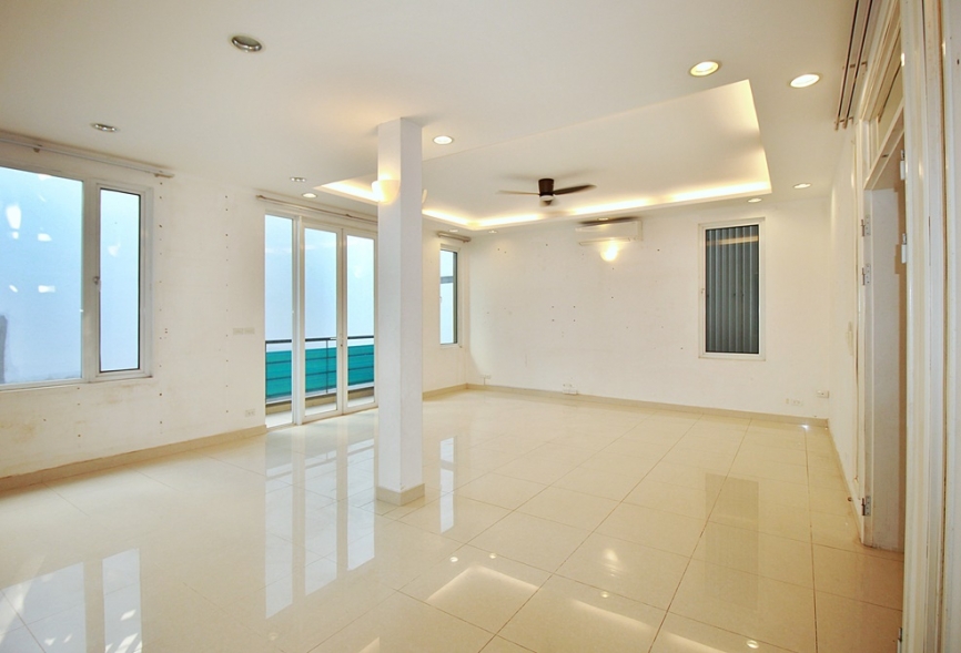 A nice 4 bedroom house for rent with big yard in Tay Ho, Ha Noi