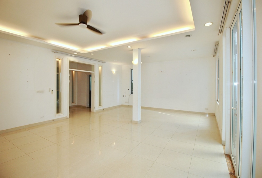 A nice 4 bedroom house for rent with big yard in Tay Ho, Ha Noi
