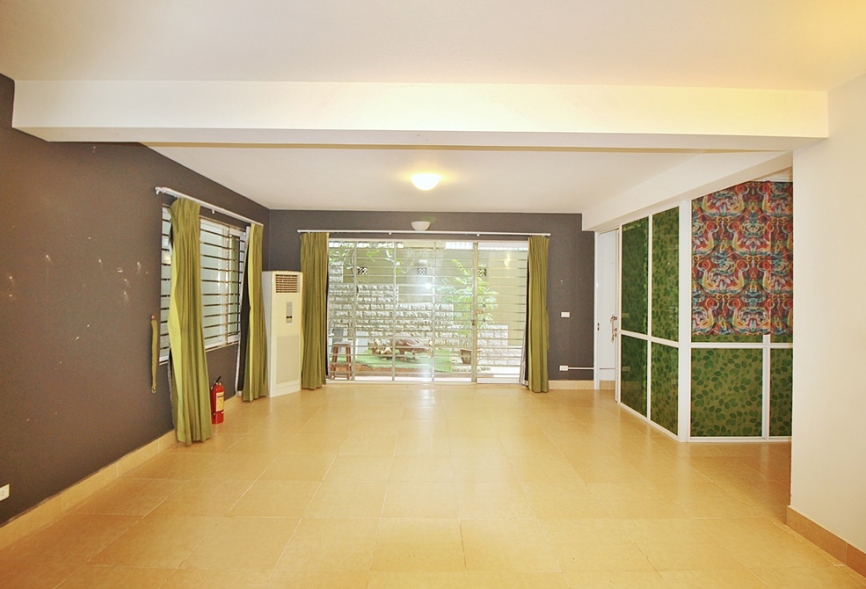 A nice 4 bedroom house for rent with big yard in Tay Ho, Ha Noi