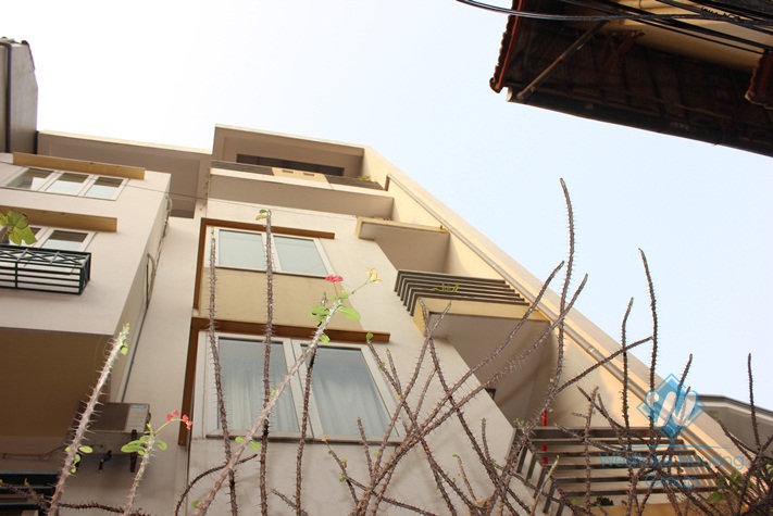 House for rent in Nghi Tam village, Tay Ho, Ha Noi